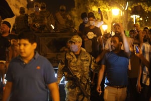 Tunisiens fêtant la décision du président, Kaïs Saïed, de congédier le Premier ministre Hicham Mechichi et de geler les activités du Parlement, avec le soutien de l’institution militaire. Sur l’avenue Bouguiba, à Tunis, le 25 juillet 2021. © Noureddine Ahmed/Shutterstock/SIPA