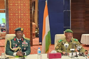 Le chef des armées du Nigeria, Christopher Musa (à gauche), rencontre son homologue nigérien, le général Moussa Salaou Barmou, lors d’une visite à Niamey, le 28 août 2024. © Ministère de la Défense nationale du Niger