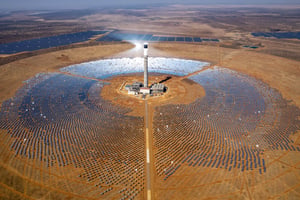 La centrale solaire thermique à concentration de Redstone, près de Postmasburg, dans la province du Cap-du-Nord, en Afrique du Sud. Ce projet est l’une des plus grandes centrales d’énergie renouvelable du pays. © Xinhua/Zhang Yudong/ABACAPRESS.COM