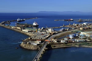 Vue aérienne des pétroliers du port de Skikda © Bilou