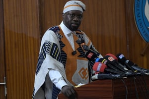 Le Premier ministre sénégalais, Ousmane Sonko, prononce un discours lors d’une conférence à l’université Cheikh Anta Diop de Dakar, le 16 mai 2024. © SEYLLOU/AFP