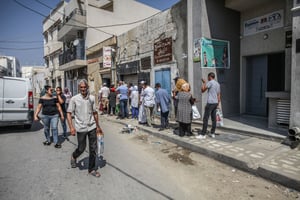 Des Tunisiens font la queue devant une boulangerie subventionnée pour acheter du pain à l’Ariana, une banlieue de Tunis, en Tunisie, le 22 août 2023. © CHEDLY BEN IBRAHIM/NurPhoto via AFP