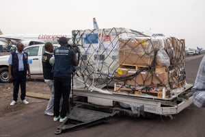 Réception d’un lot de vaccins contre le Mpox donnés par l’Union européenne sur le tarmac de l’aéroport international de Kinshasa, dans le quartier de Nsele à Kinshasa, le 5 septembre 2024. © EUROPEAN UNION / AFP