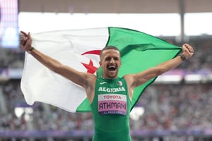 Djamil Skander Athmani célèbre sa victoire dans la finale du 100m masculin – T13 pendant les Jeux Paralympiques de Paris 2024 au Stade de France, le 1er septembre 2024 © Ulrik Pedersen/Cal Sport Media/Sipa USA/SIPA