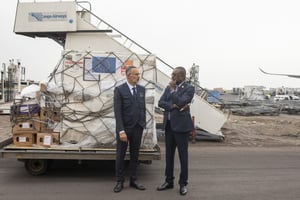 Le chef de l’Autorité de préparation et de réponse aux urgences sanitaires (HERA), Laurent Muschel (à gauche), s’entretenant avec le directeur général du Centre africain de contrôle et de prévention des maladies (Africa CDC), le 5 septembre 2024 © Union européenne / AFP