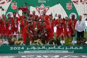 Les joueurs du CR Belouizdad célèbrent la cérémonie de remise de la coupe après la finale de la Coupe d’Algérie 2024, à Alger, le 5 juillet 2024. © Billel Bensalem/NurPhoto / AFP