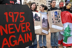 Rassemblement pour marquer l’anniversaire de la guerre civile de 1975-1990, devant un bâtiment criblé d’obus sur l’ancienne ligne de démarcation à Tayyouneh à Beyrouth, au Liban, mardi 10 avril 2007. © Mahmoud Tawil/AP/SIPA