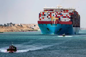 Un conteneur maritime traverse le canal de Suez, en Égypte, le 15 février 2022. © REUTERS/Mohamed Abd El Ghany