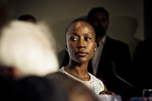 La chanteuse malienne Rokia Traoré pendant la conférence du jury du festival de Cannes, en France, le 13 mai 2015. © Moland FENGKOV/HAYTHAM-REA