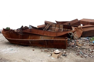 Des restes d’embarcations utilisées par les migrants pour traverser la Méditerranée afin de rejoindre l’Italie et l’Europe sont éparpillés le long du port de Chebba, à Sfax, en Tunisie. © Chokri Mahjoub/ZUMA-REA