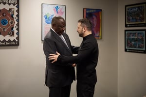 Le président ukrainien, Volodymyr Zelensky (à droite), rencontre le président sud-africain, Cyril Ramaphosa (à gauche), à New York, le 24 septembre 2024. © UKRAINIAN PRESIDENCY/Handout/Anadolu via AFP