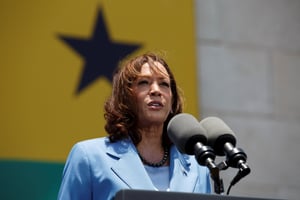 Kamala Harris, vice-présidente des États-Unis et candidate à l’élection présidentielle de novembre 2024, s’adressant aux jeunes rassemblés sur la place Black Star à Accra, au Ghana, le 28 mars 2023. © Misper Apawu/Pool via REUTERS