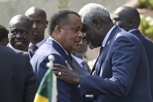 Le président de la Commission de l’Union africaine, Moussa Faki Mahamat (à droite), accueille le président de la République du Congo, Denis Sassou Nguesso (à gauche), lors du Sommet africain sur le climat, à Nairobi, le 5 septembre 2023. © SIMON MAINA/AFP