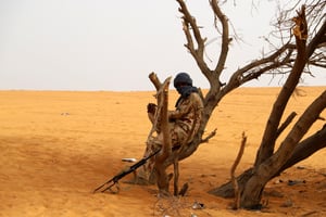 Un militant du Mouvement pour le salut de l’Azawad (MSA), dans le désert à l’extérieur de Menaka le 14 mars 2020. © Souleymane Ag Anara / AFP