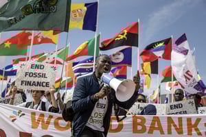 Une manifestation contre la pauvreté et le changement climatique en marge des réunions annuelles du Fonds monétaire international (FMI) et du Groupe de la Banque mondiale (GBM), à Marrakech, le 13 octobre 2023. © Photo FADEL SENNA / AFP