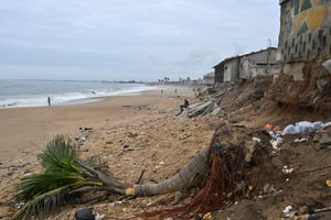 Maisons détruites par la montée des eaux sur la plage de Port Bouët, à Abidjan, le 2 septembre 2024. © Photo by Issouf SANOGO / AFP