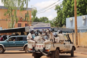 Des policiers en marge d’une marche de soutien aux putschistes ayant renversé Mohamed Bazoum, à Niamey, le 30 juillet 2023. © Djibo Issifou/ZUMA Press-REA