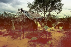Une maison abandonnée dans la forêt de Shakahola où des corps enterrés ont été exhumés, à 70 km de la ville côtière de Malindi, le 23 avril 2023. © Yasuyoshi CHIBA/AFP