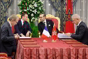 Le roi du Maroc Mohammed VI et le président français Emmanuel Macron, avec le directeur général d’Alstom Henri Poupart Lafarge (G) et le président marocain de l’Office national des chemins de fer (ONCF) Mohamed Rabie Khlie (D), à Rabat, le 28 octobre 2024. © Photo Ludovic MARIN / AFP