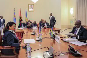 Olivier Nduhungirehe, le chef de la diplomatie rwandaise (à droite) et son homologue congolaise, Thérèse Kayikwamba Wagner, lors d’une réunion au ministère angolais des Affaires étrangères, le 25 novembre 2024. © Minrex Angola