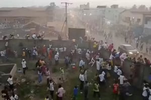 Lors des affrontements à l’issue d’un match de football à Nzérékoré, en Guinée, le 1ᵉʳ décembre. © Social media via REUTERS