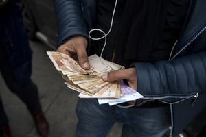 Un homme tient des dirhams marocains, à Casablanca (illustration). © Photo by FADEL SENNA / AFP