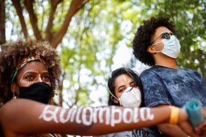 Des descendants d’esclaves, ou Quilombolas, et des indigènes participent à une manifestation pour la reconnaissance et le soutien des indigènes à l’éducation et contre le gouvernement du président brésilien Jair Bolsonaro, à Brasilia, au Brésil, le 7 octobre 2021.