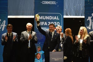 Le président du Paraguay, Alejandro Dominguez, célèbre la ratification du Paraguay, de l’Uruguay et de l’Argentine, aux côtés du Maroc, de l’Espagne et du Portugal, comme pays hôtes de la Coupe du monde de football 2030, le 11 décembre 2024. © DANIEL DUARTE / AFP