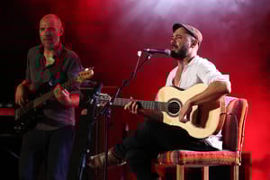 Le chanteur algérien Nedjim Bouizzoul, membre du groupe Labess, se produit lors de la 56e édition du Festival international de Carthage, au Théâtre romain de Carthage, à Tunis, le 5 août 2022. © MOHAMED MESSARA/EPA/MAXPPP