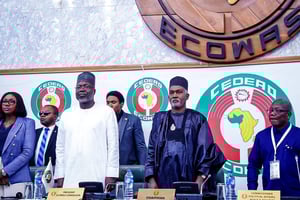 Yusuf Tuggar (à droite), le ministre nigérian des Affaires étrangères, et Omar Touray (à gauche, en blanc), le président de la commission de la Cedeao, le 12 décembre à Abuja. © Nigeria Foreign Ministry/Anadolu via AFP