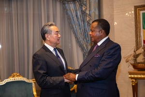 Le président de la République du Congo, Denis Sassou Nguesso (à dr.), rencontre le ministre chinois des Affaires étrangères, Wang Yi, à Brazzaville, le 7 janvier 2025. © Zheng Yangzi /Xinhua via AFP