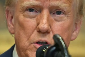 À peine investi, Donald Trump a annoncé sa décision de suspendre l’intégralité des aides américaines à l’Afrique pour 90 jours. © Photo by Jim WATSON / AFP