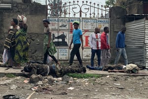 Des habitants passent devant les corps de soldats congolais tués à Goma, en RDC, le 28 janvier 2025. © AFP