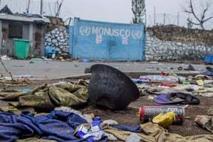 Des munitions et des uniformes des Forces armées congolaises (FARDC) gisent sur le sol d’une rue de Goma, en RDC, le 30 janvier 2025. © CYRILE NDEGEYA/Anadolu via AFP