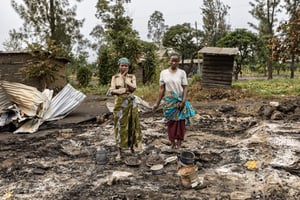 Des habitants tentent de récupérer certains de leurs biens à l’endroit où se trouvait leur maison, détruite et incendiée lors des affrontements dans l’est de la RDC, à Saké, le 28 janvier 2025. © AFP