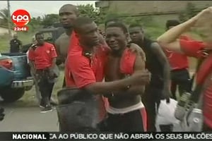 Les joueurs de football du Togo après qu’un bus les amenant en Angola a été attaqué par des hommes armés, dans la province de Cabinda, en Angola, le 8 janvier 2010 (image extraite d’une vidéo). © AP/SIPA