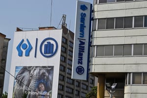 Vue générale des logos de Sanlam et Allianz au plateau, le quartier des affaires d’Abidjan, le 21 janvier 2025. © Issouf SANOGO / AFP