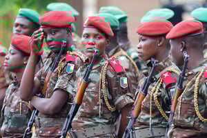 Des soldats de l’armée nationale du Bénin attendent l’arrivée du président français Emmanuel Macron au palais présidentiel, à Cotonou, le 27 juillet 2022. © Ludovic MARIN / AFP
