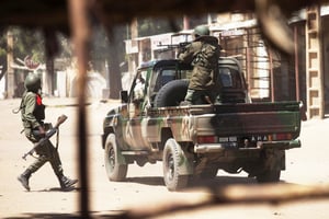 Des soldats maliens durant des affrontements avec des groupes armés, à Gao, le 21 février 2013. © REUTERS/Joe Penney