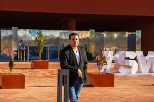 L’architecte franco-marocain Tarik Oualalou sur le campus de l’UM6P, à Benguérir, le 17 février 2025. © OMAR