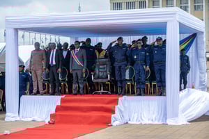 Des policiers de la République démocratique du Congo montent la garde lors d’un défilé à Kinshasa, le 24 février 2025. © Photo Hardy BOPE / AFP