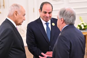 Le président égyptien, Abdel Fattah al-Sissi (au centre), accueille le secrétaire général des Nations unies, António Guterres (à droite), et le secrétaire général de la Ligue arabe, Ahmed Abu Gayt, pour le sommet arabe d’urgence au Caire, en Égypte, le 4 mars 2025. © Egyptian Presidency / Handout / Anadolu via AFP