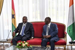 Le président ivoirien, Alassane Ouattara (à droite), s’entretient avec le président ghanéen, John Dramani Mahama, au palais présidentiel d’Abidjan, le 5 mars 2025. © Sia KAMBOU / AFP