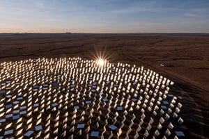 Héliostats de la centrale KHI Solar One exploitée par Coxabengoa à Upington, en Afrique du Sud, le 21 novembre 2023. © Emmanuel Croset / AFP
