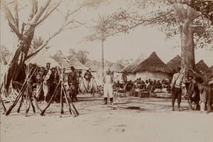 Image d’illustration de la mission Voulet-Chanoine, intitulée « Une halte dans un village ». © ANOM