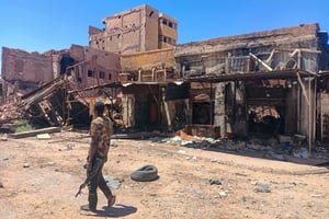 Un combattant loyal à l’armée soudanaise patrouille dans une zone de marché à Khartoum, le 24 mars 2025. © AFP