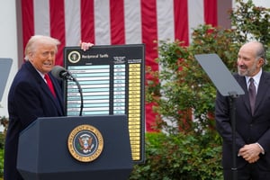 Donald Trump, présentant le tableau sur lequel figurent les augmentation de taxes douanières imposées à l’ensemble des pays de la planète, le 3 avril 2025 à la Maison Blanche. © Photo by Andrew Leyden / NurPhoto / NurPhoto via AFP