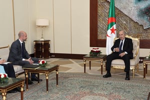 Abdelmadjid Tebboune (à droite) rencontre le ministre français des Affaires étrangères, Jean-Noël Barrot, à Alger, le 6 avril 2025. © ALGERIAN PRESIDENCY FACEBOOK PAGE / AFP