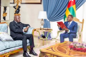 Le président de la République togolaise, Faure Essozimna Gnassingbé (à dr.), reçoit le ministre des Affaires étrangères de l’Angola, António Tete, le 27 mars 2025, à Lomé. © Présidence de la République togolaise