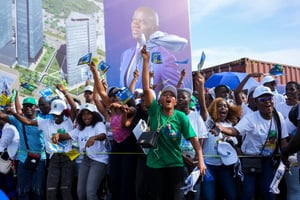 Des partisans de Brice Clotaire Oligui Nguema, lors d’un meeting de campagne, le 10 avril 2025 à Libreville. © Photo by Nao Mukadi / AFP